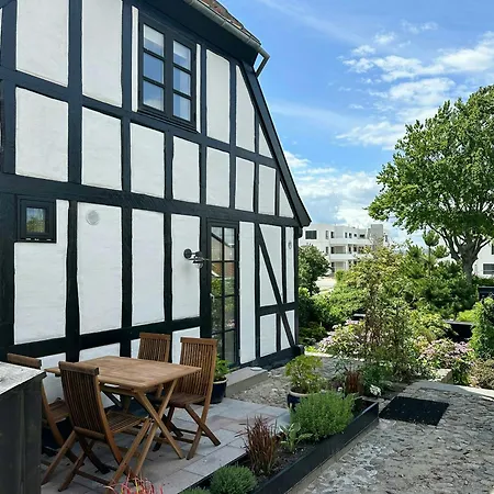 Half-timbered House With Harbor View In 別荘